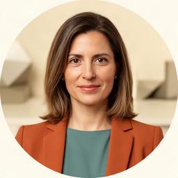 Retrato profesional de Ana López en una oficina jurídica